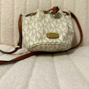 Michael kors white monogram bucket bag